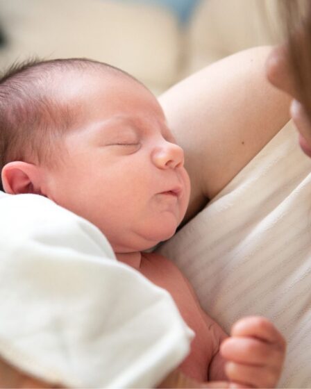 rozwój niemowlaka - pierwszy miesiąc noworodka
