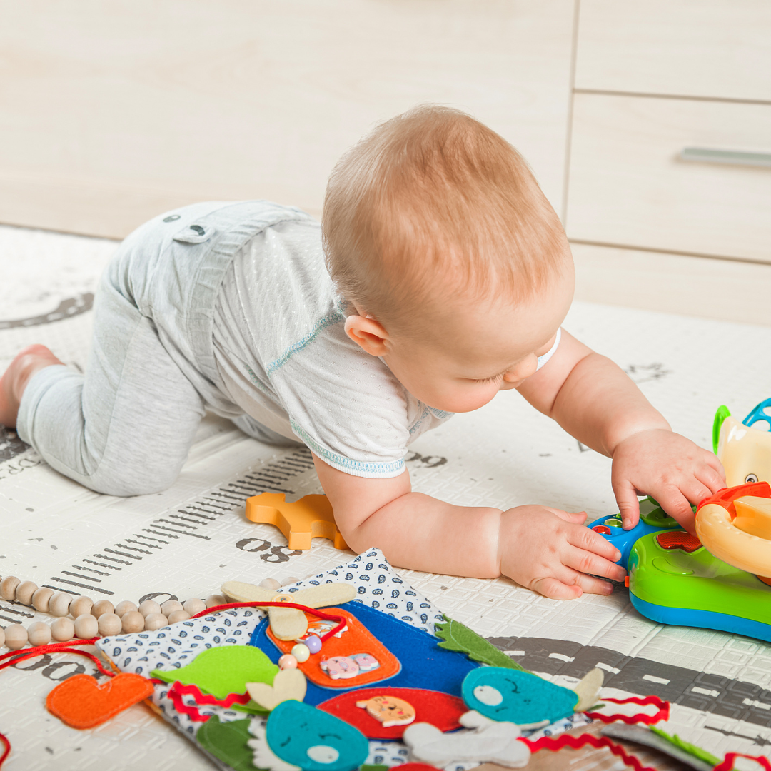 Jakie zabawki sensoryczne wspierają rozwój u niemowląt?