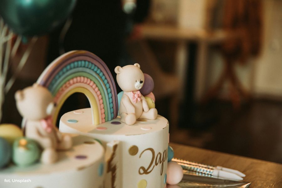 Tort na chrzest z cukierni, czy domowy wypiek? Plusy i minusy obu rozwiązań