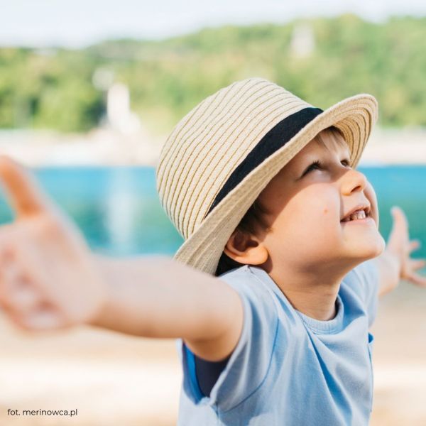 Odzież dziecięca z wełny merino – idealny wybór na wakacje