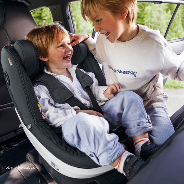 Bezpieczna podróż od pierwszych dni: Przewodnik po wyborze fotelika samochodowego dla dziecka