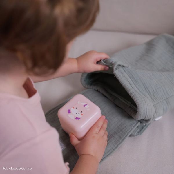 Słodkie sny w podróży – jakie akcesoria zapewnią dziecku spokojny sen poza domem?