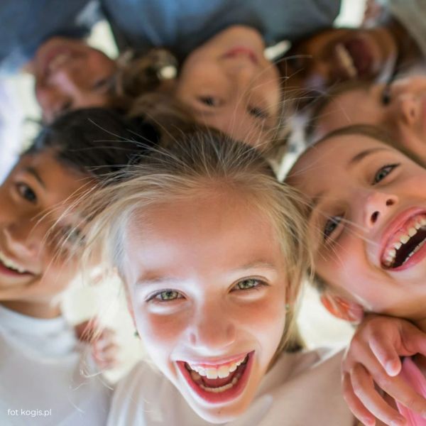 Obozowe przyjaźnie na lata: jak o nie dbać po powrocie?