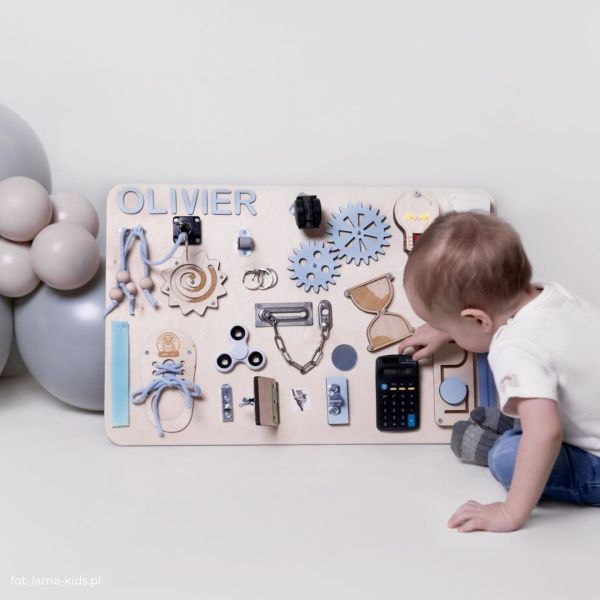 Tablica manipulacyjna Lama Kids – jak wspomaga rozwój sensoryki i motoryki u dziecka