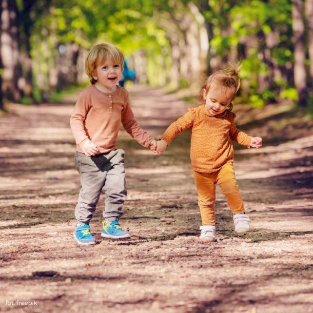 Jak zorganizować spacer dla dwójki dzieci w różnym wieku?